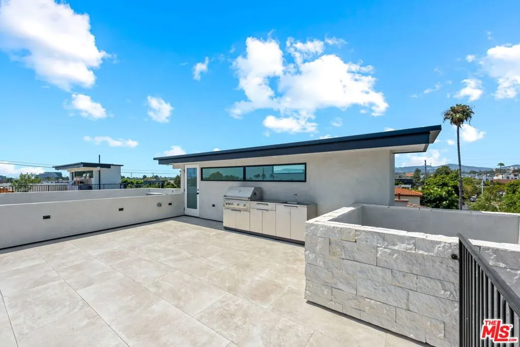 Los Angeles, California 90025, United States, 3 Bedrooms Bedrooms, ,4 BathroomsBathrooms,Residential,Active,229665