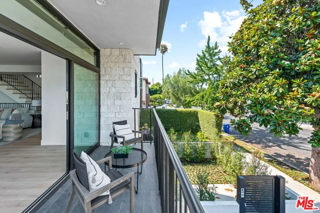 Los Angeles, California 90025, United States, 3 Bedrooms Bedrooms, ,4 BathroomsBathrooms,Residential,Active,229665