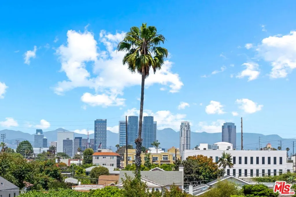 Los Angeles, California 90025, United States, 3 Bedrooms Bedrooms, ,4 BathroomsBathrooms,Residential,Active,229665