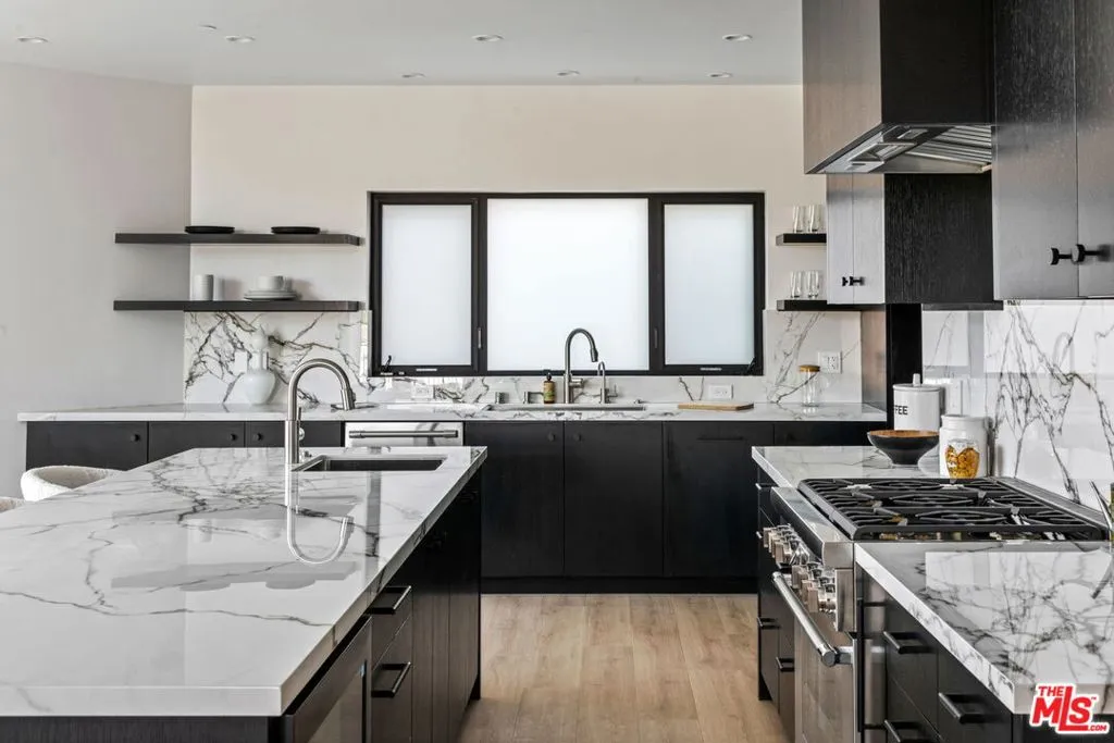 Los Angeles, California 90025, United States, 3 Bedrooms Bedrooms, ,4 BathroomsBathrooms,Residential,Active,229665