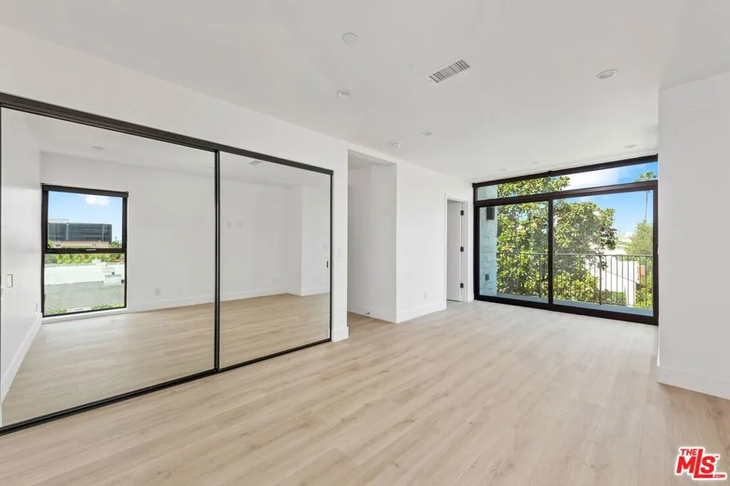 Los Angeles, California 90025, United States, 3 Bedrooms Bedrooms, ,4 BathroomsBathrooms,Residential,Active,229665