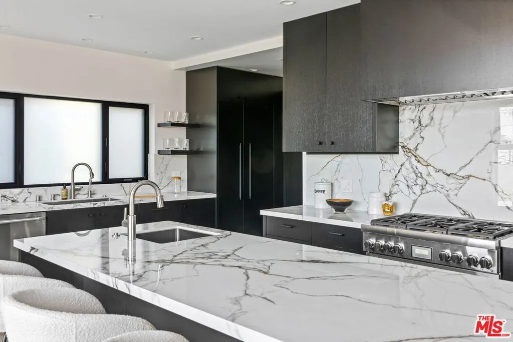 Los Angeles, California 90025, United States, 3 Bedrooms Bedrooms, ,4 BathroomsBathrooms,Residential,Active,229665