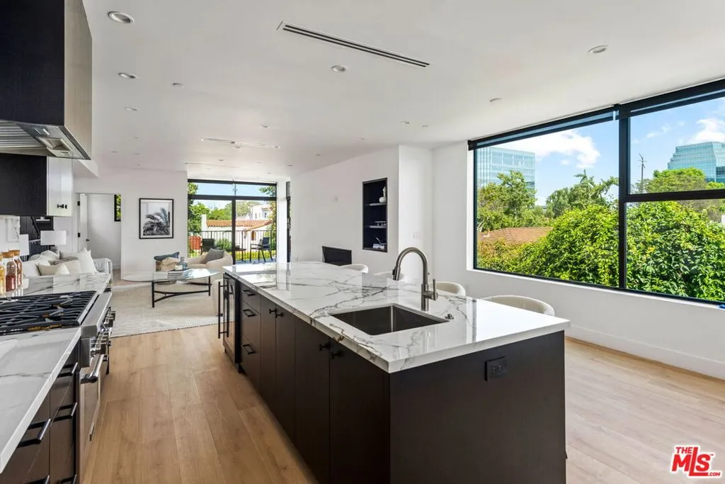 Los Angeles, California 90025, United States, 3 Bedrooms Bedrooms, ,4 BathroomsBathrooms,Residential,Active,229665