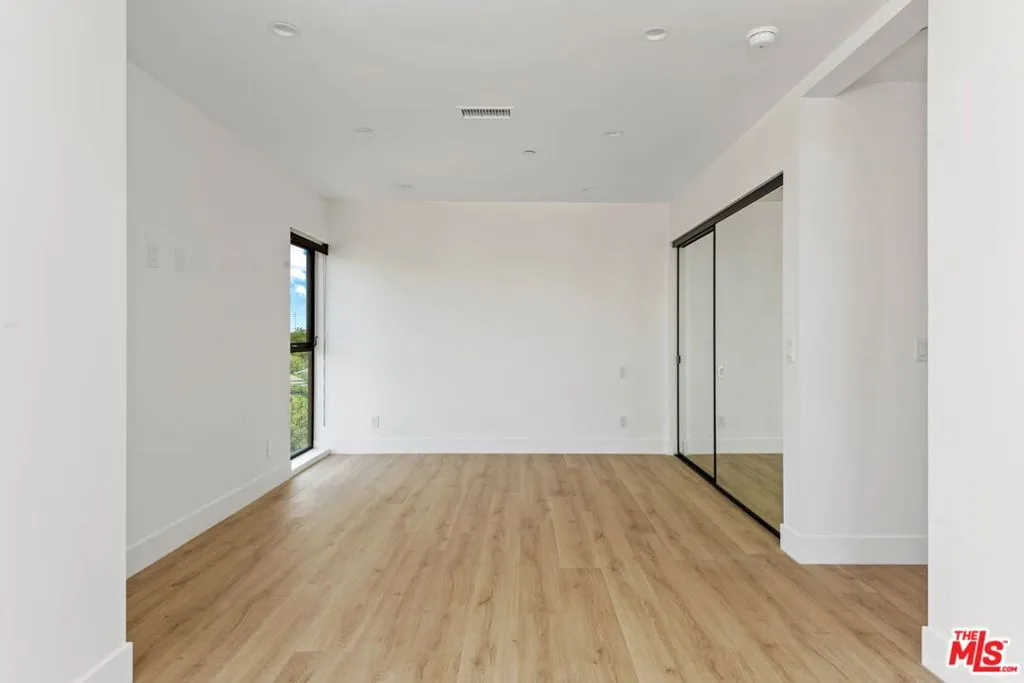 Los Angeles, California 90025, United States, 3 Bedrooms Bedrooms, ,4 BathroomsBathrooms,Residential,Active,229665