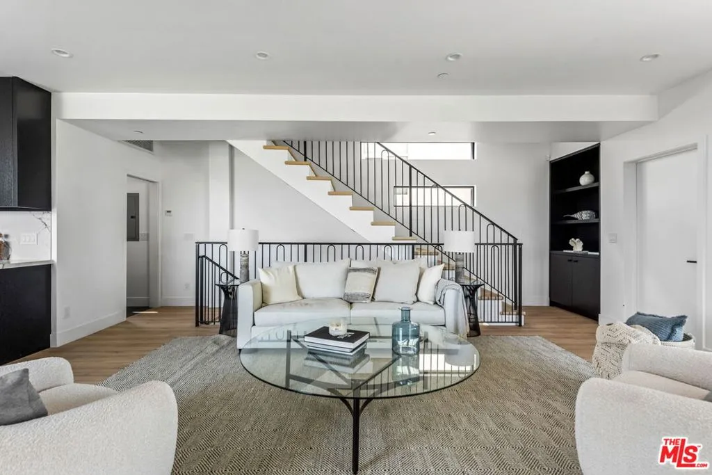 Los Angeles, California 90025, United States, 3 Bedrooms Bedrooms, ,4 BathroomsBathrooms,Residential,Active,229665