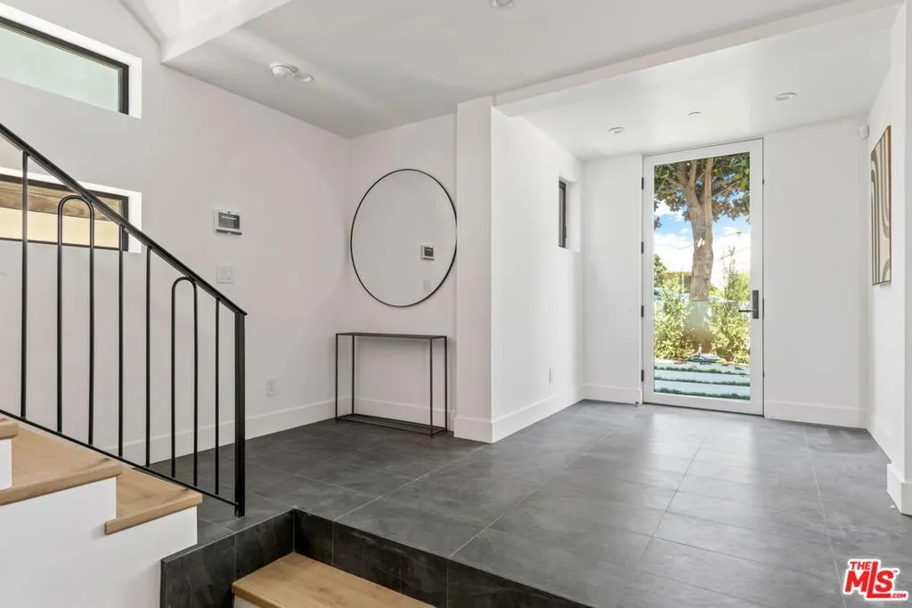 Los Angeles, California 90025, United States, 3 Bedrooms Bedrooms, ,4 BathroomsBathrooms,Residential,Active,229665