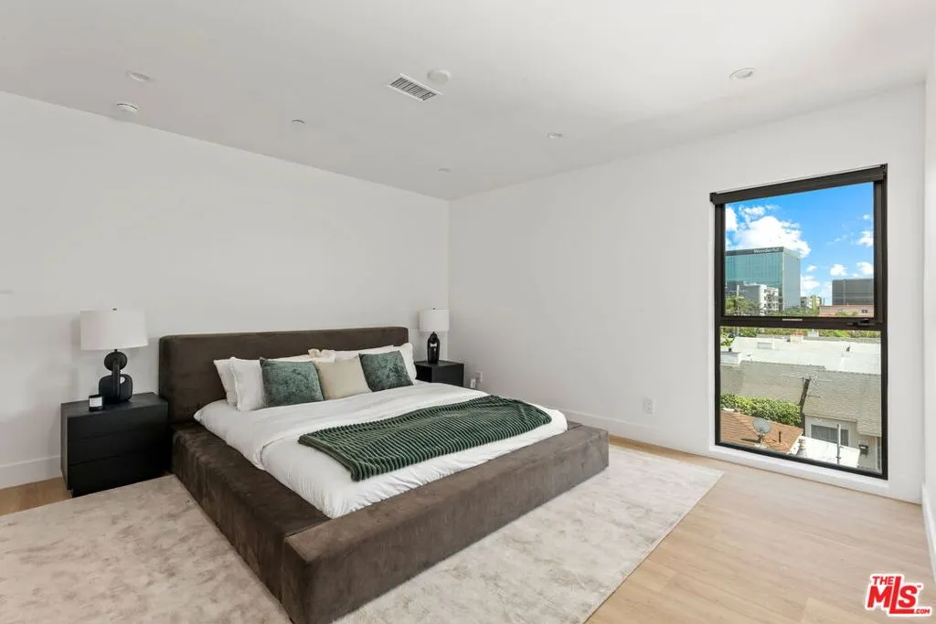 Los Angeles, California 90025, United States, 3 Bedrooms Bedrooms, ,4 BathroomsBathrooms,Residential,Active,229665