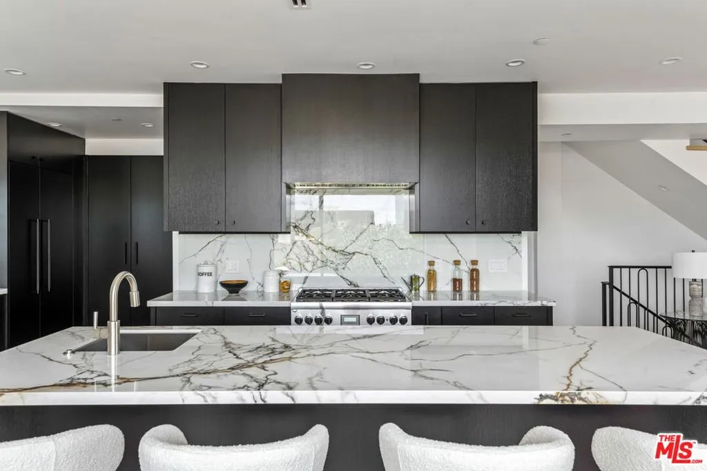 Los Angeles, California 90025, United States, 3 Bedrooms Bedrooms, ,4 BathroomsBathrooms,Residential,Active,229665