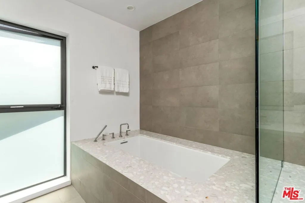 Los Angeles, California 90025, United States, 3 Bedrooms Bedrooms, ,4 BathroomsBathrooms,Residential,Active,229665