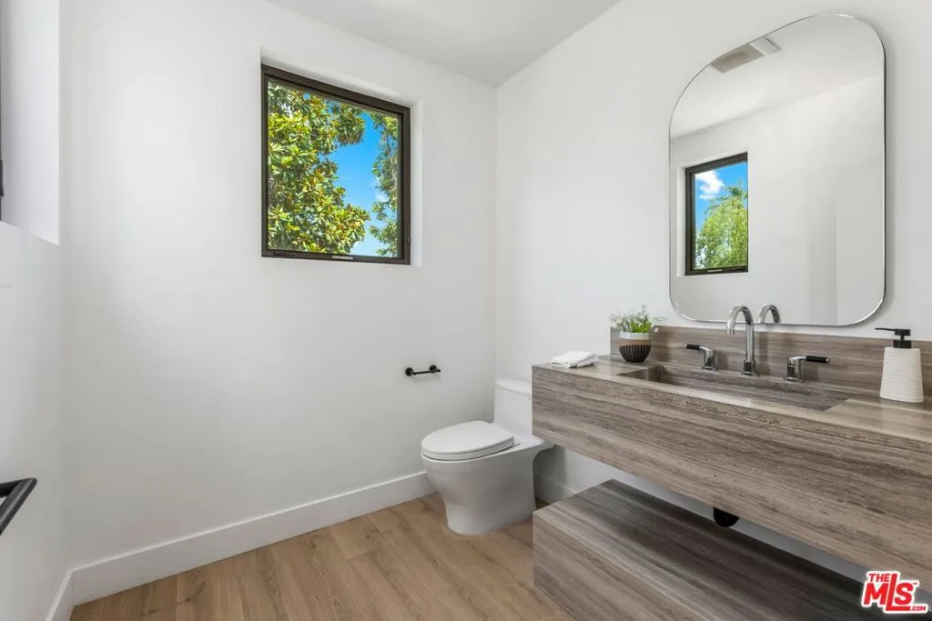 Los Angeles, California 90025, United States, 3 Bedrooms Bedrooms, ,4 BathroomsBathrooms,Residential,Active,229665