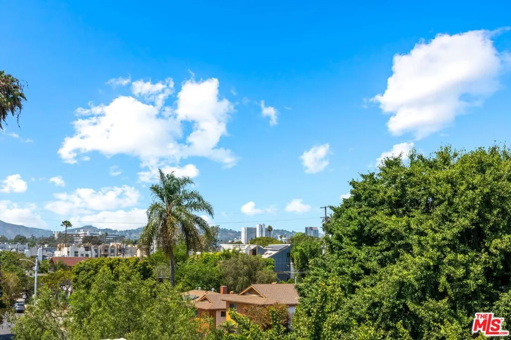 Los Angeles, California 90025, United States, 3 Bedrooms Bedrooms, ,4 BathroomsBathrooms,Residential,Active,229665