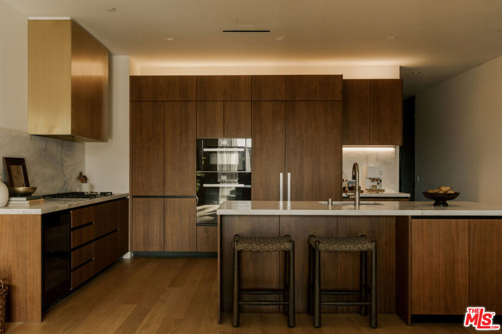 702 N Doheny Drive 302