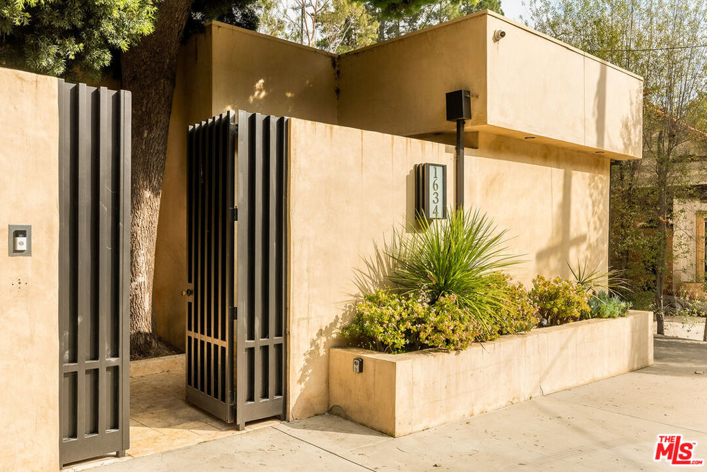 1634 Benedict Canyon Drive