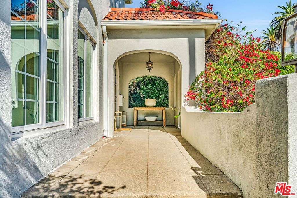 911 S Victoria Avenue