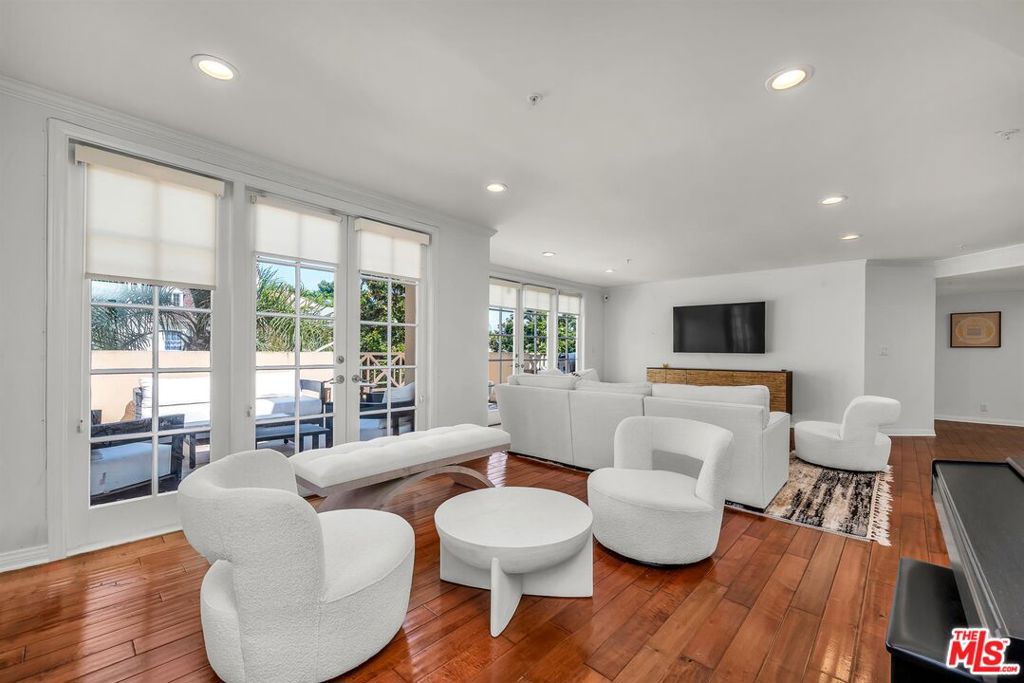 10555 ASHTON Avenue 201