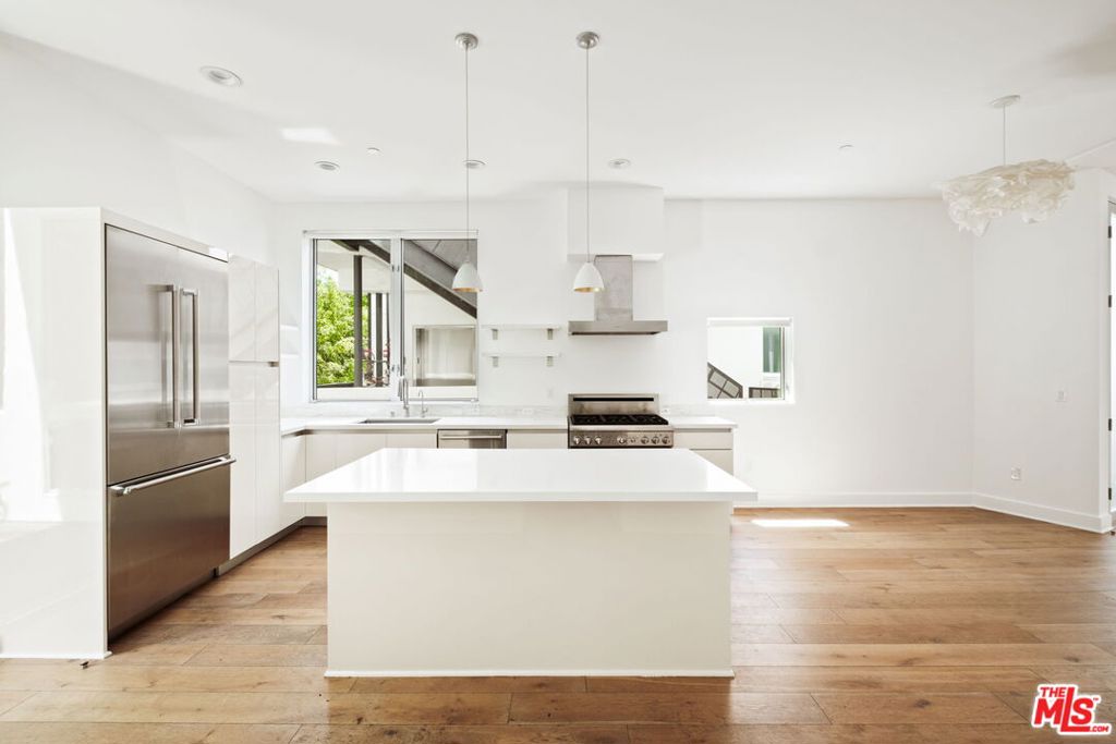 Properties 4 616 N Croft Avenue 6