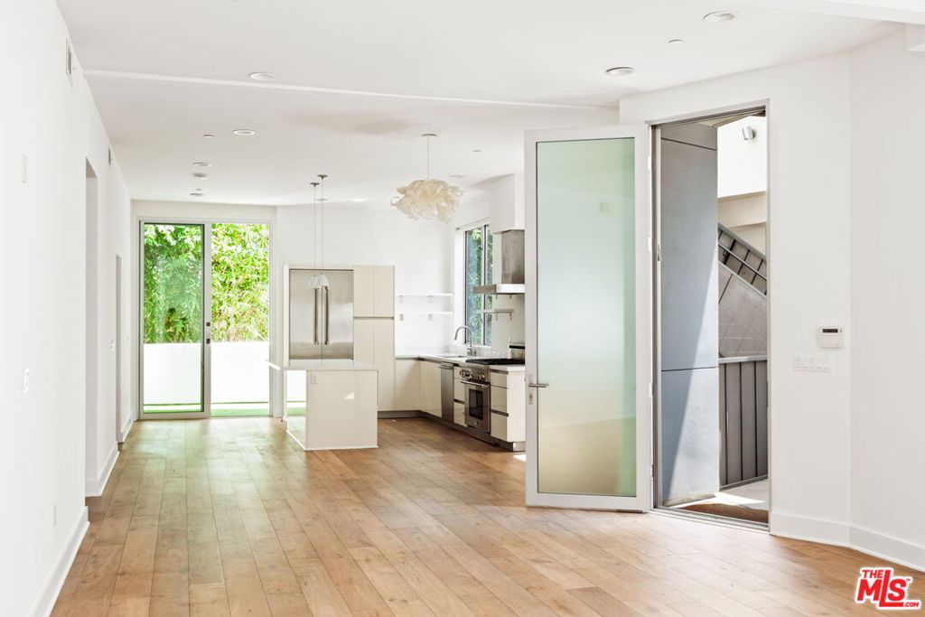 Properties 2 616 N Croft Avenue 6