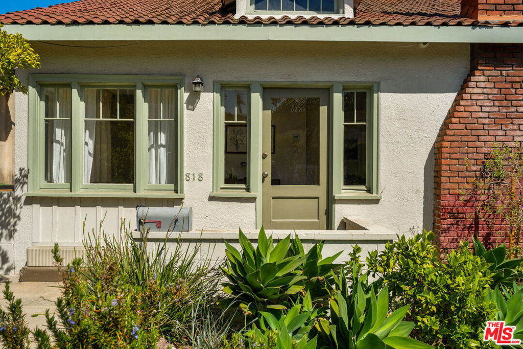 818 Palms Boulevard