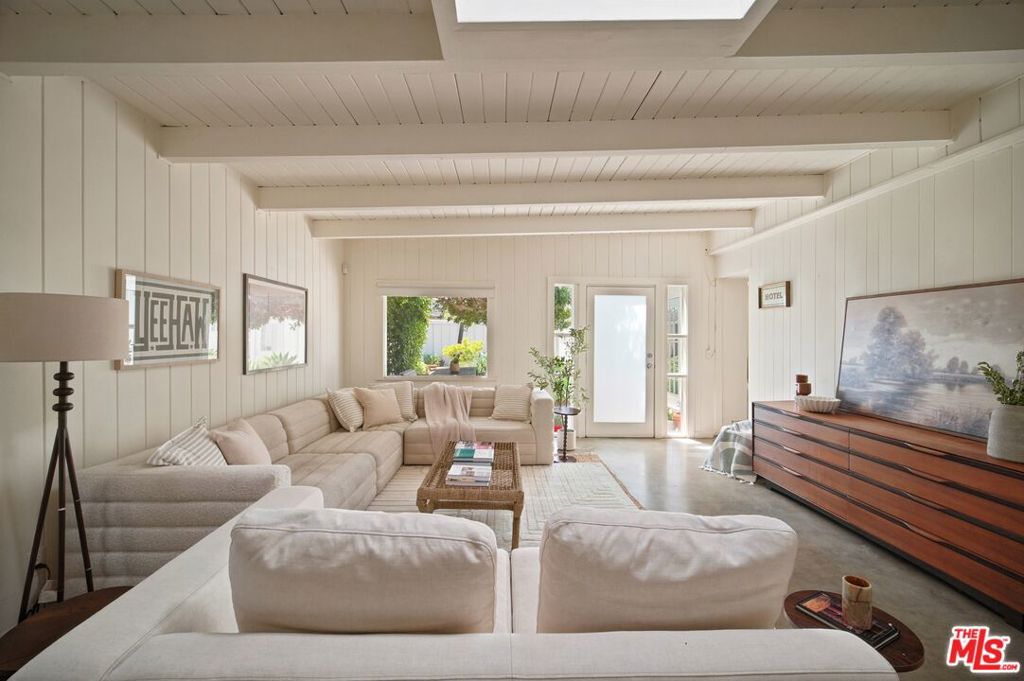 818 Palms Boulevard