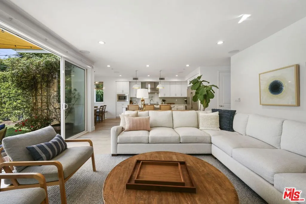 Los Angeles, California 90064, United States, 5 Bedrooms Bedrooms, ,3 BathroomsBathrooms,Residential,Pending,188773