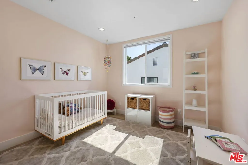 Los Angeles, California 90064, United States, 5 Bedrooms Bedrooms, ,3 BathroomsBathrooms,Residential,Pending,188773