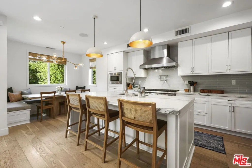 Los Angeles, California 90064, United States, 5 Bedrooms Bedrooms, ,3 BathroomsBathrooms,Residential,Pending,188773