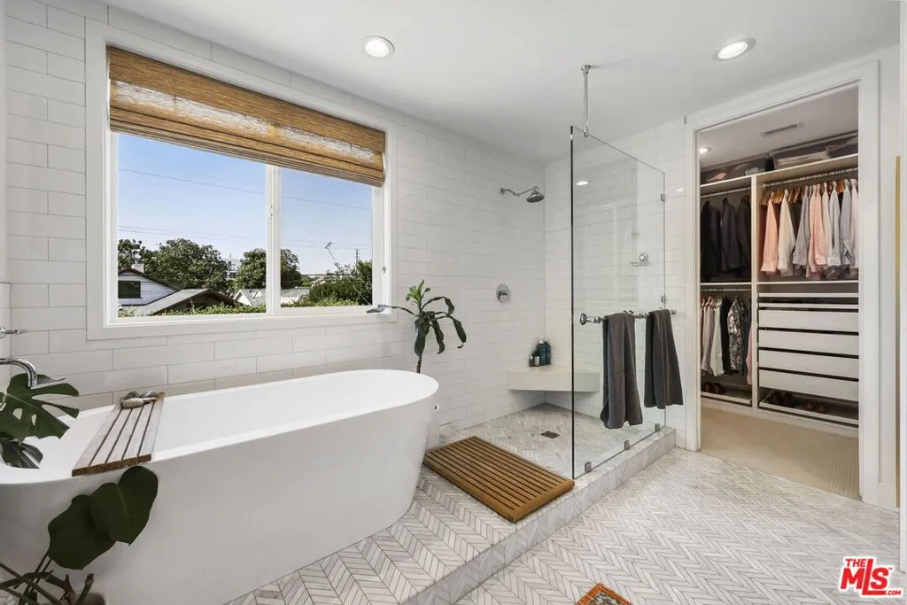 Los Angeles, California 90064, United States, 5 Bedrooms Bedrooms, ,3 BathroomsBathrooms,Residential,Pending,188773