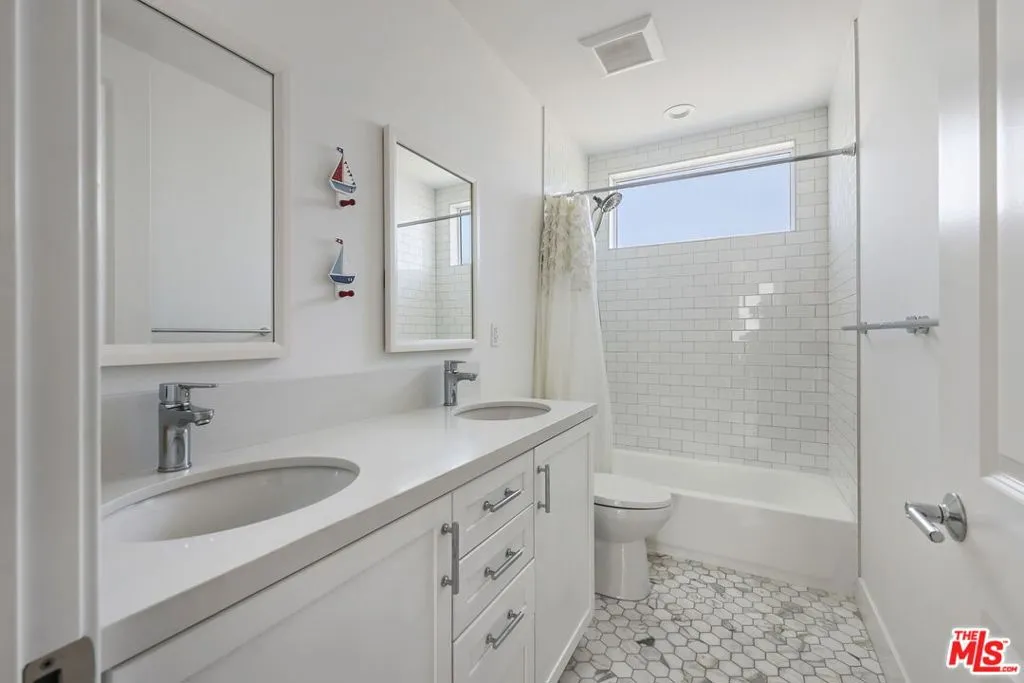 Los Angeles, California 90064, United States, 5 Bedrooms Bedrooms, ,3 BathroomsBathrooms,Residential,Pending,188773