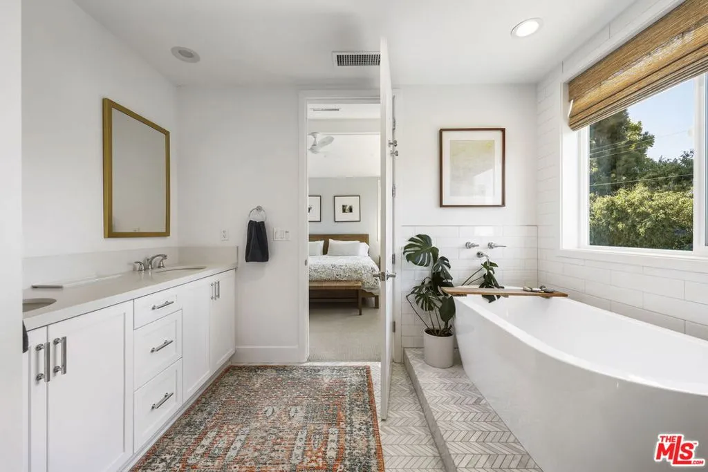 Los Angeles, California 90064, United States, 5 Bedrooms Bedrooms, ,3 BathroomsBathrooms,Residential,Pending,188773