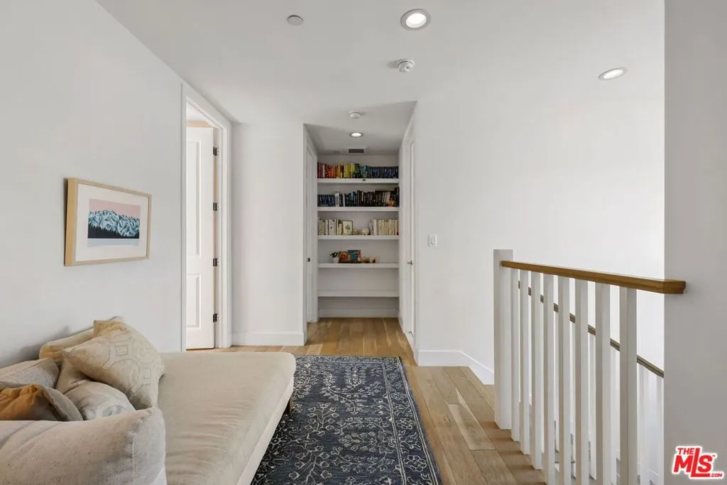 Los Angeles, California 90064, United States, 5 Bedrooms Bedrooms, ,3 BathroomsBathrooms,Residential,Pending,188773