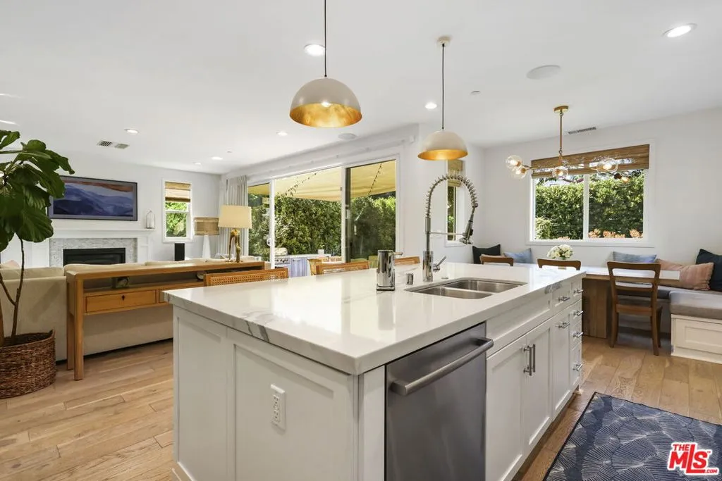 Los Angeles, California 90064, United States, 5 Bedrooms Bedrooms, ,3 BathroomsBathrooms,Residential,Pending,188773