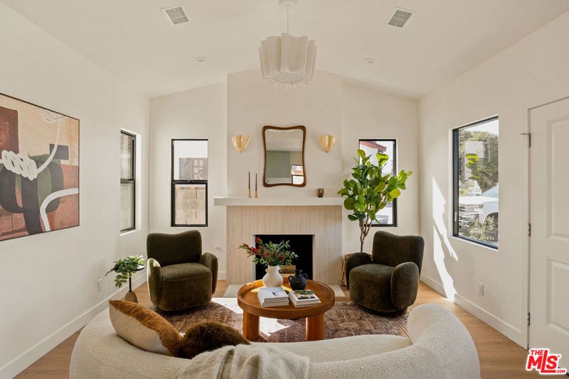 2228 W 76th Street