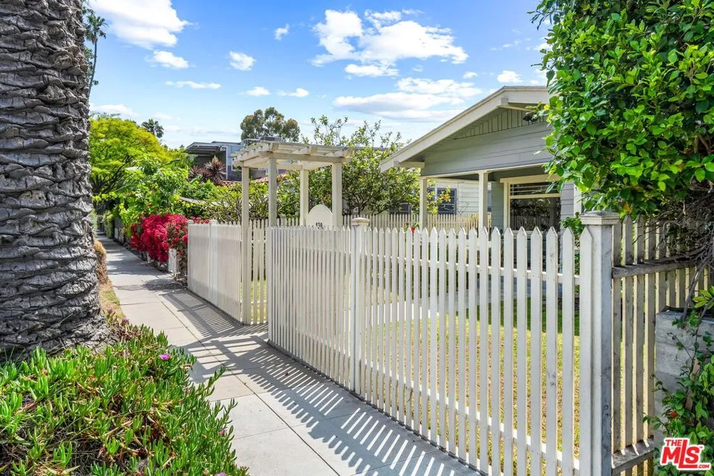 Venice, California 90291, United States, 2 Bedrooms Bedrooms, ,1 BathroomBathrooms,Residential,Active,149775