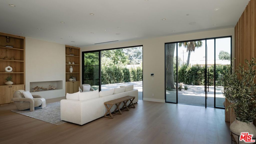 23346 Collins Street