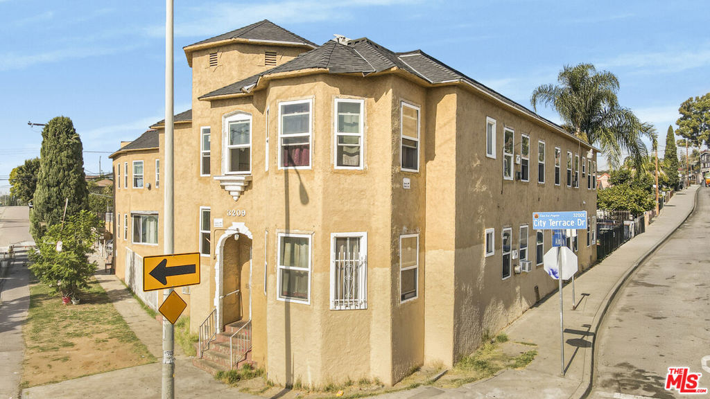 3209 Dobinson Street