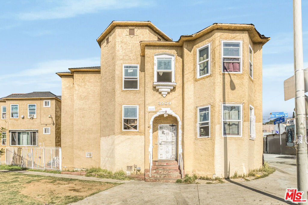 3209 Dobinson Street