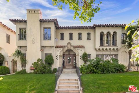 Photo of 127 S Sycamore Avenue, Los Angeles, CA 90036 (MLS # 26827805)