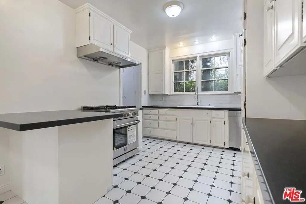 Los Angeles, California 90024, United States, 5 Bedrooms Bedrooms, ,5 BathroomsBathrooms,Residential,Active,198373