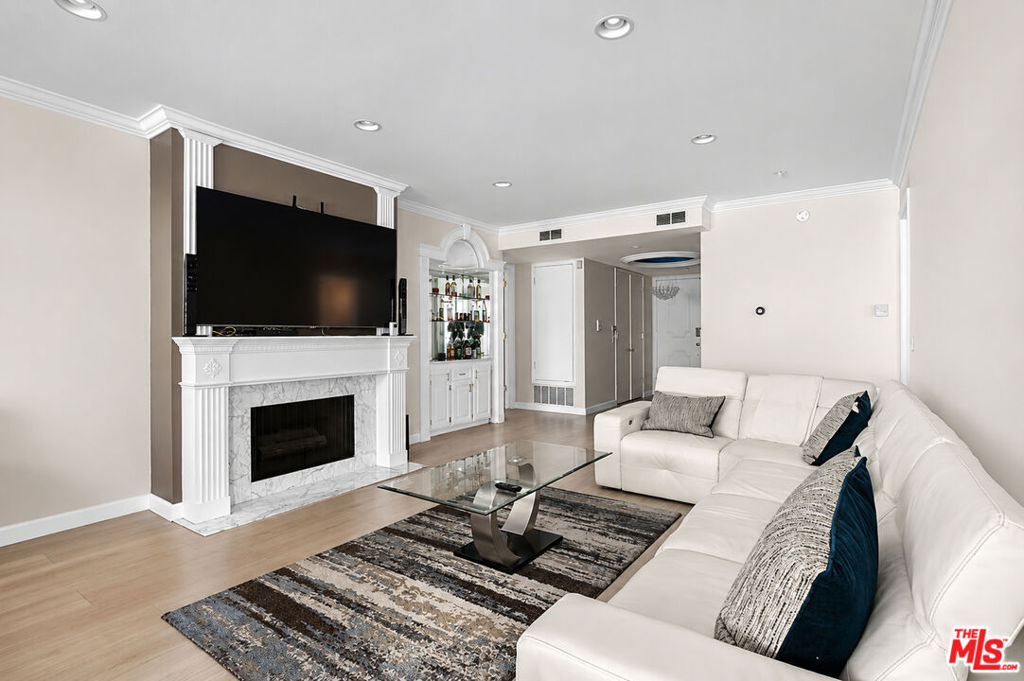 14923 Moorpark Street 101