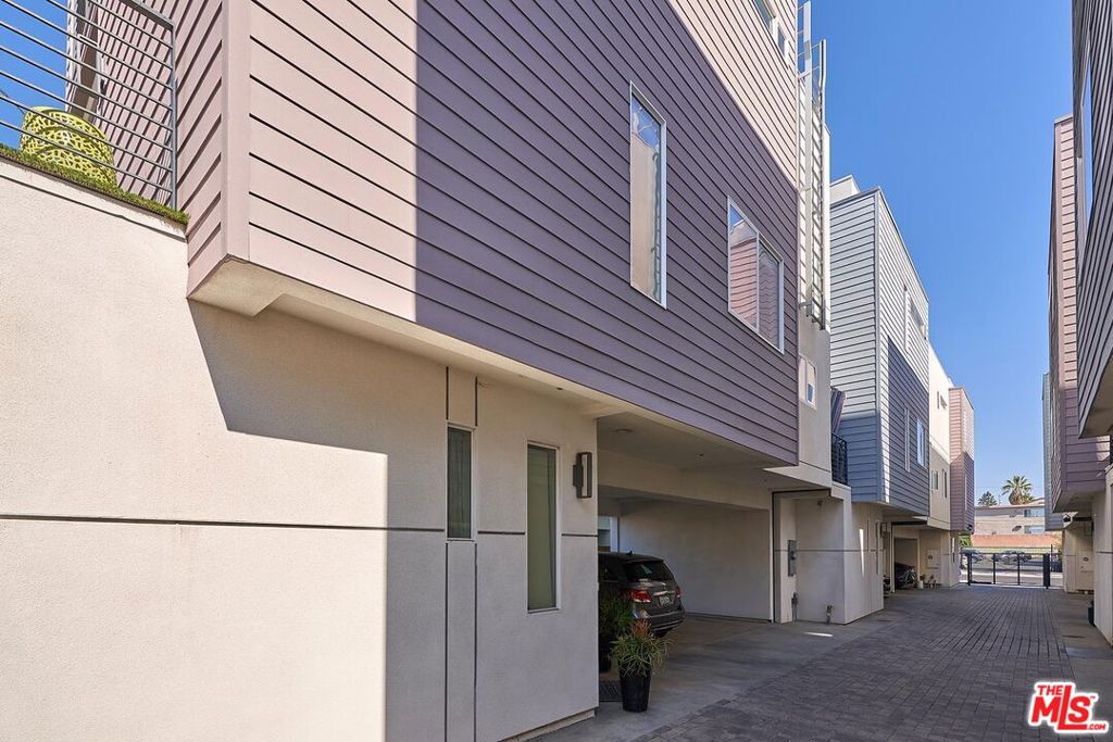 319 S Serrano Avenue