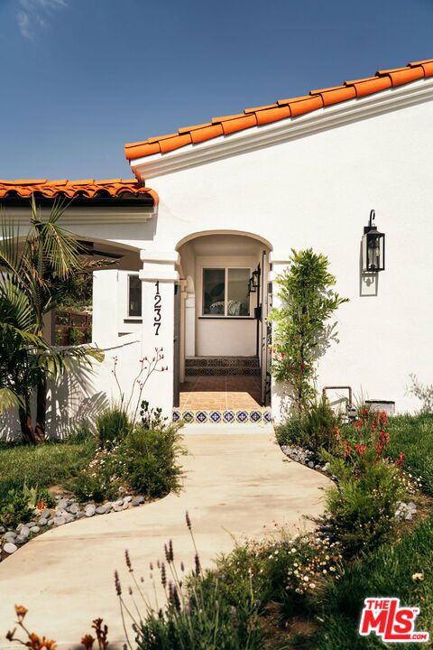 Properties 2 1237 S Curson Avenue