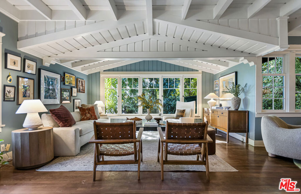 2004 La Brea Terrace