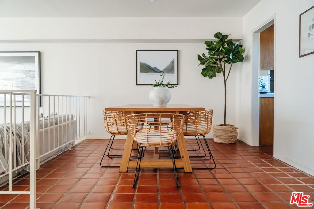 2219 S Bentley Avenue 203