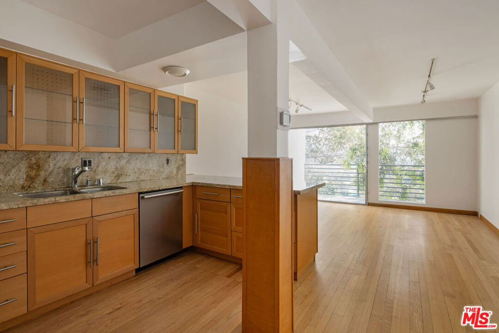 2330 Silver Ridge Avenue