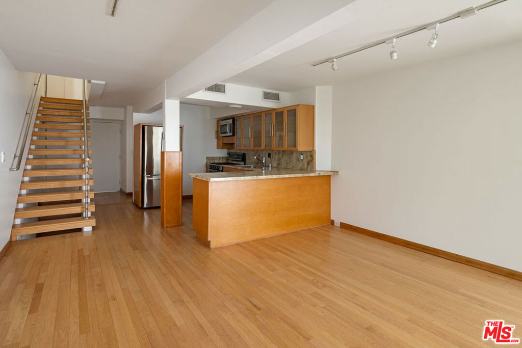 2330 Silver Ridge Avenue