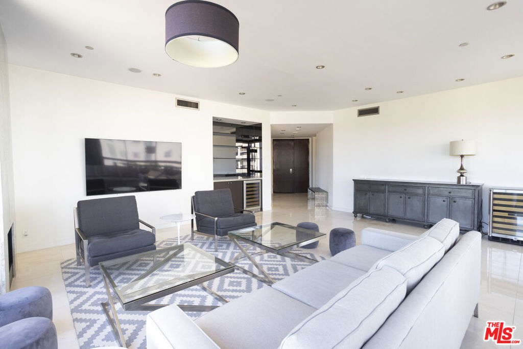 10350 Wilshire Boulevard 702