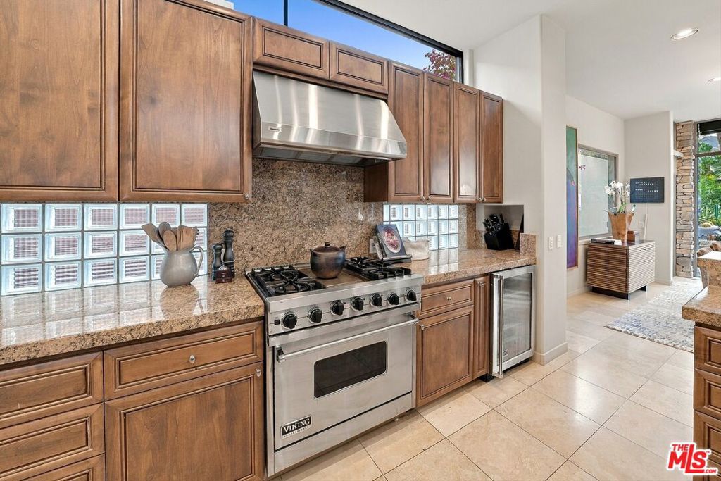 1132 Lake Vista