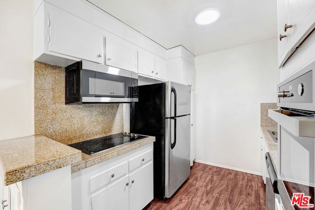 919 N N Alfred Street 203