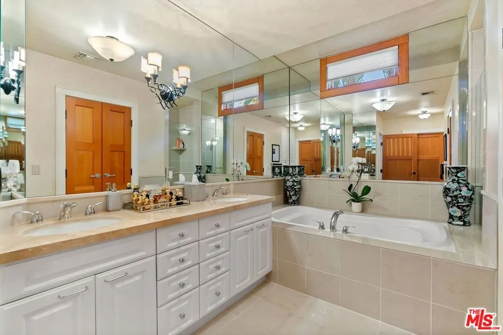 Beverly Hills, California 90210, United States, 2 Bedrooms Bedrooms, ,3 BathroomsBathrooms,Residential,Active,190521