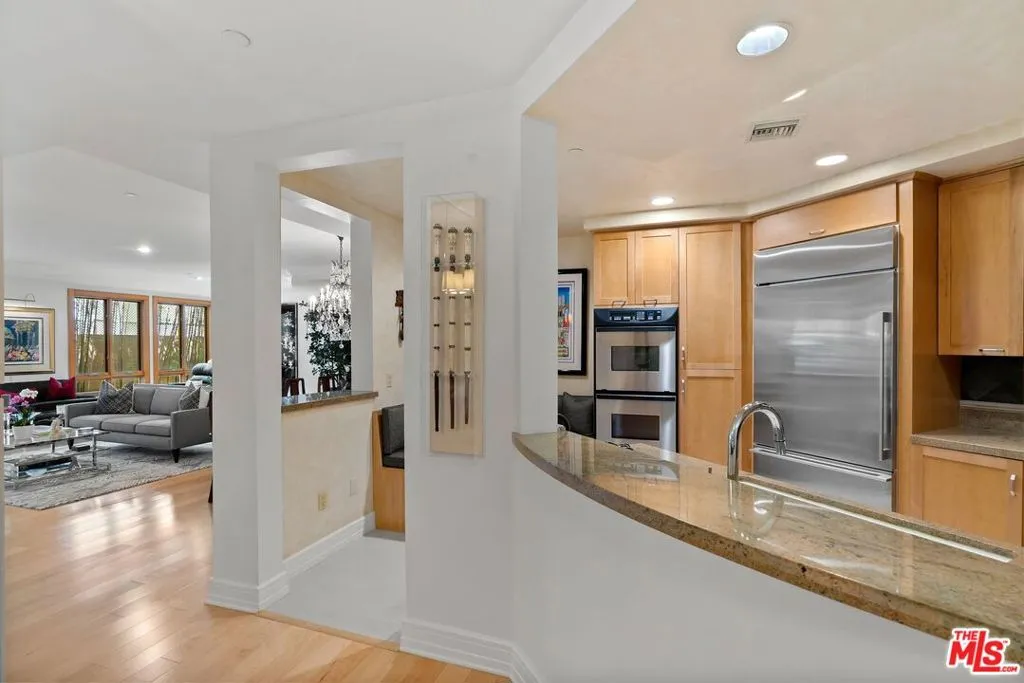 Beverly Hills, California 90210, United States, 2 Bedrooms Bedrooms, ,3 BathroomsBathrooms,Residential,Active,190521